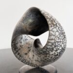 Keramikskulptur zu verkaufen Lemna I schwarz weiß Sabine Classen