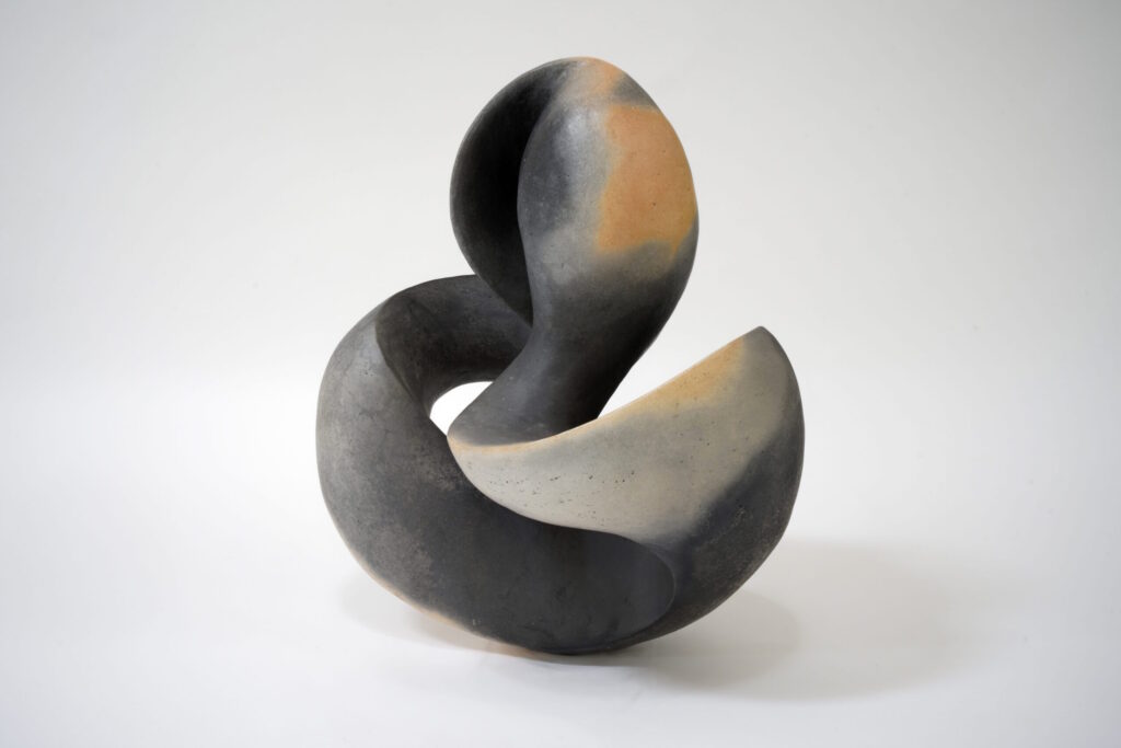 Moderne Keramikskulptur "Ein Kind träumt sich", Hommage an Paul Klee von Sabine Classen, Terra Sigillata, Saggar fired