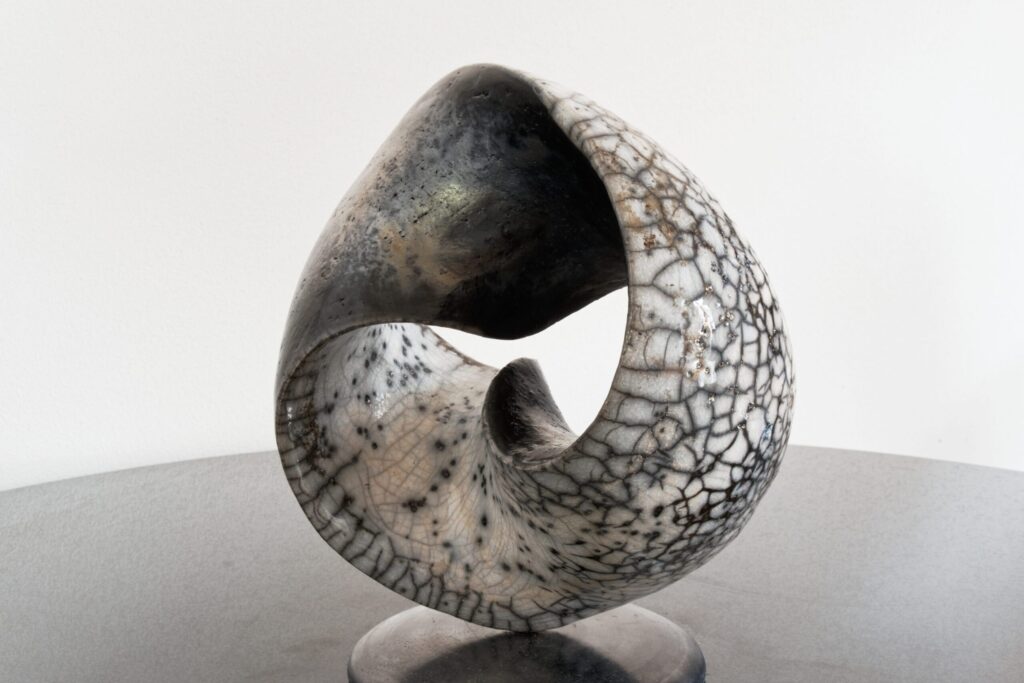 Verkaufsskulptur Raku fired "Lemna I", von Sabine Classen