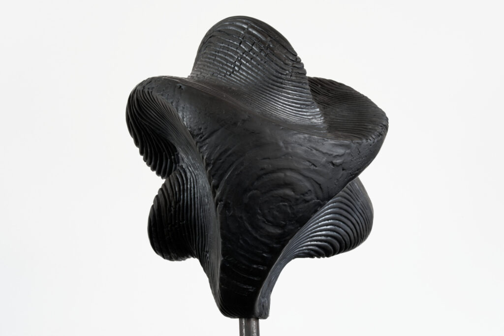 Skulptur "Triskel Lines Black", von Sabine Classen