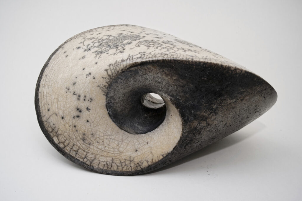 Moderne Skulptur "Oloid and Spiral", Fire Clay and Raku, von Sabine Classen, zu verkaufen