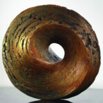 Moderne rote Keramikskulptur "Spiral and Bows", Capsule fire, von Sabine Classen