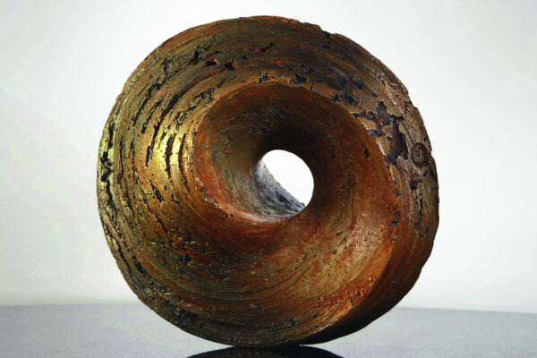 Moderne rote Keramikskulptur "Spiral and Bows", Capsule fire, von Sabine Classen