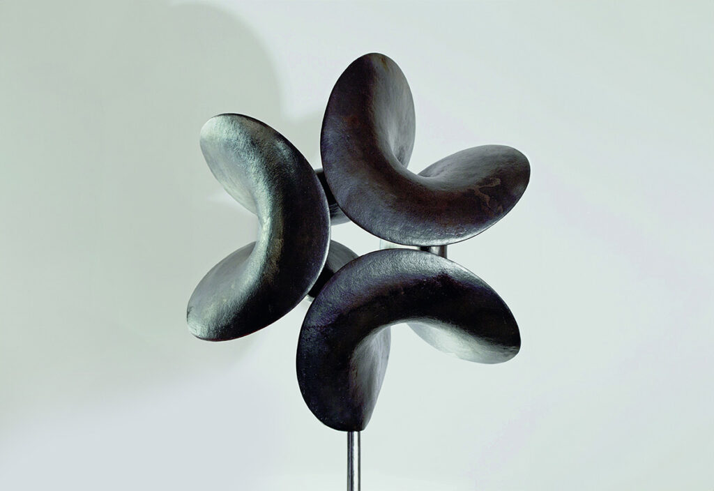 Moderne Keramikskulptur "6 Semicircles", von Sabine Classen, Terra Sigillata, Reduktion fire