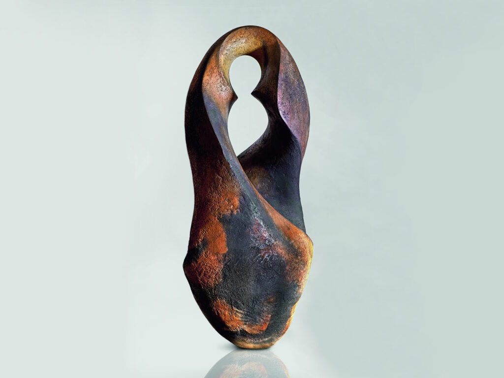 Moderne Keramikskulptur Terra Sigillata, Pitfire "Lichtlaibung Basel I", von Sabine Classen