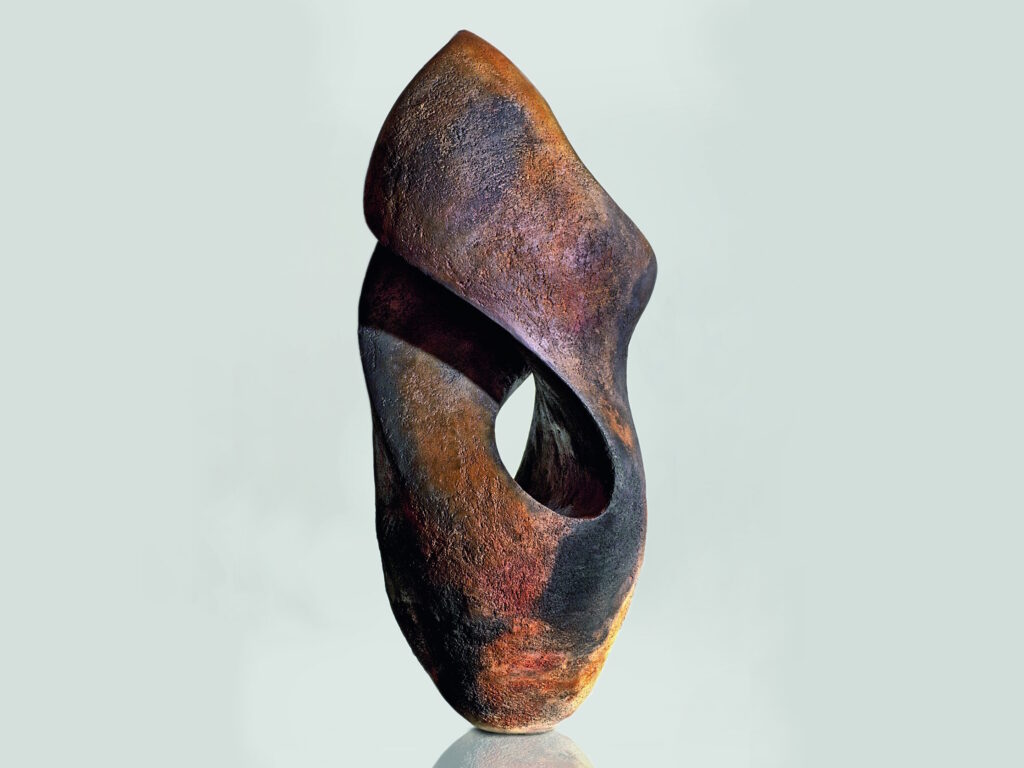 Moderne Keramikskulptur Terra Sigillata, Pitfire "Lichtlaibung Basel I", von Sabine Classen