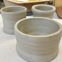 Erste Gefäße formen – Schnupperkurs Töpferscheibe Karlsruhe