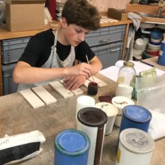 Teilnehmende setzen Glasuren im Atelier selbst an
