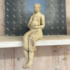 Sitzende Figur nach dem Glattbrand
